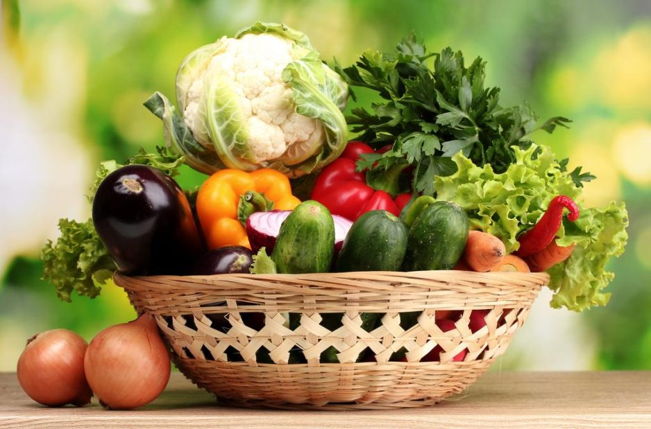 Овощи и фрукты. Корзина с овощами. Корзина с овощами и фруктами. Плоды и овощи.