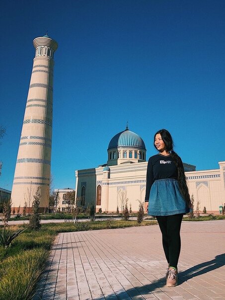 УЗБЕКИСТАН СЛОМАЕТ ВСЕ ТВОИ ПЛАНЫ

В Узбекистане самые популярные города обязательные к посещению: Ташкент, Самарканд, Бухара и Хива. Так и мы хотели после Бухары отправиться в Хиву. В хостеле сказали, что могут вызвать нам такси до Хивы прям отсюда за 80000 сум~539 рублей с человека. А поезд мы нашли дешевле за 59180 сум~399 рублей. Решили купить по интернету, но при оплате выходит на 15000 сум~102 рубля дороже каждый билет. Подумали, наверное комиссия за онлайн платёж. Надо ехать на вокзал, там покупать. Он находится далеко, Коля поехал туда один на автобусе.

Оказывается за покупку в кассе комиссия ещё больше, 20000 сум~135 рублей с каждого билета. Хорошо, будем приобретать онлайн. Оплачиваем и выдаёт ошибку. Выясняется, что можно только по узбекской банковской карте. Просим работников кафе купить нам билеты, а мы им наличными, но никто не пользуются банковской картой. Собираемся на вокзал за билетами и видим онлайн, что они закончились.

Посоветовали место, откуда идут такси до Хивы. Пришли туда, а там нам зарядили по 120000 сум~809 рублей с человека. Говорим им, что такси прям из нашего хостела 80000 сум~539 рублей стоило. Следовательно здесь должно быть дешевле, но ниже 100000 сум~674 рубля с человека они не соглашаются.

Стали ловить попутку, вдруг кто-то подберёт. Слышим вслед, что никто нас не увезёт. Простояли целый час, никто не соглашался, вдруг останавливается фура, говорит, что едет до Ургенча, мы попросили его взять нас за 50000 сум~337 рублей с человека. И он согласился.

Страшно, вдруг бы он нас избил, ограбил. Вокруг ничего, только дорога и тьма. Разговорились, Баходыр оказался очень добрым, всю дорогу предлагал еду и напитки. Его фура комфортная, тёплая и уютная, в ней есть две кровати, на которые мы вскоре легли и сладко уснули. Сквозь сон чувствую, что у меня по-тихоньку вытягивают подушку, не обратила на это внимания. Потом до меня доходит, я вскакиваю, и вижу картину, как Баходыр сидит на своём месте и спит с подушкой на руле. Какой он милый, не стал нас будить, а сам спал в неудобном положении. Коля тут же уступил ему место, а сам лег ко мне.

Так мы оказались в незапланированном Ургенче.

#ВиталияХон_Узбекистан #путешествие #путешествия