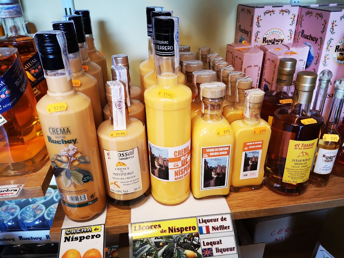 Крем из мушмулы на полке магазинчика в Гуадалесте