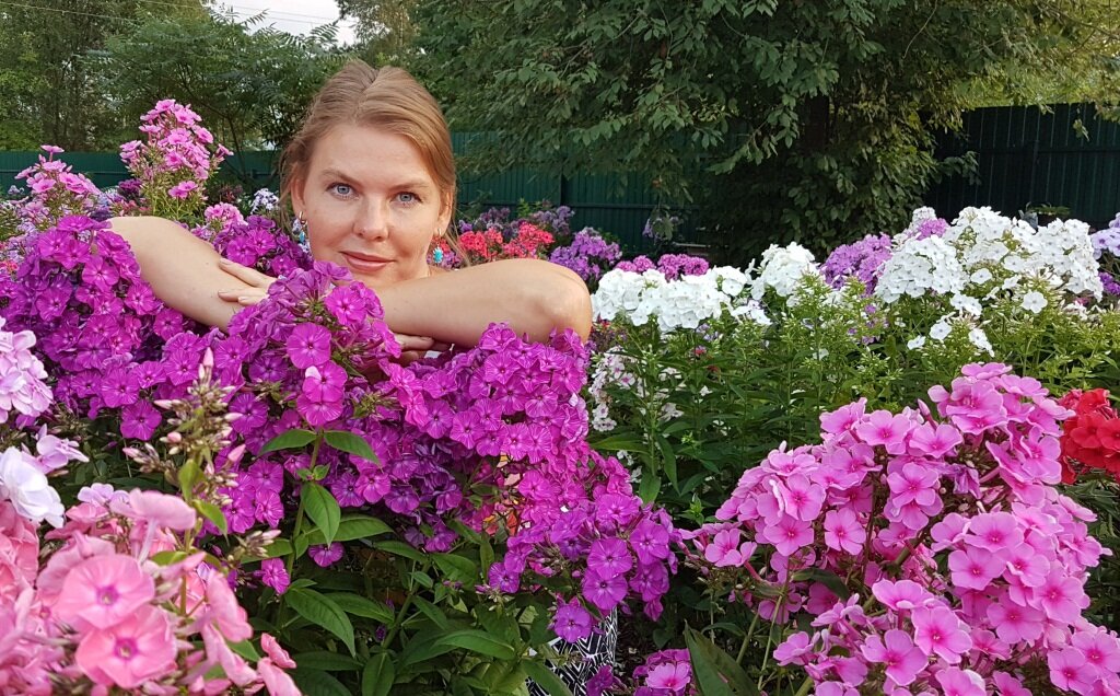 Анна Калугина - основатель питомника "Сад Флоксов", селекционер, автор более 100 сортов флоксов, победитель выставок.