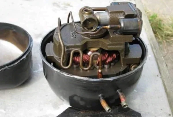 он выглядит примерно так,у каждого холодильника может быть индивидуальный подход к сборке компрессоров.