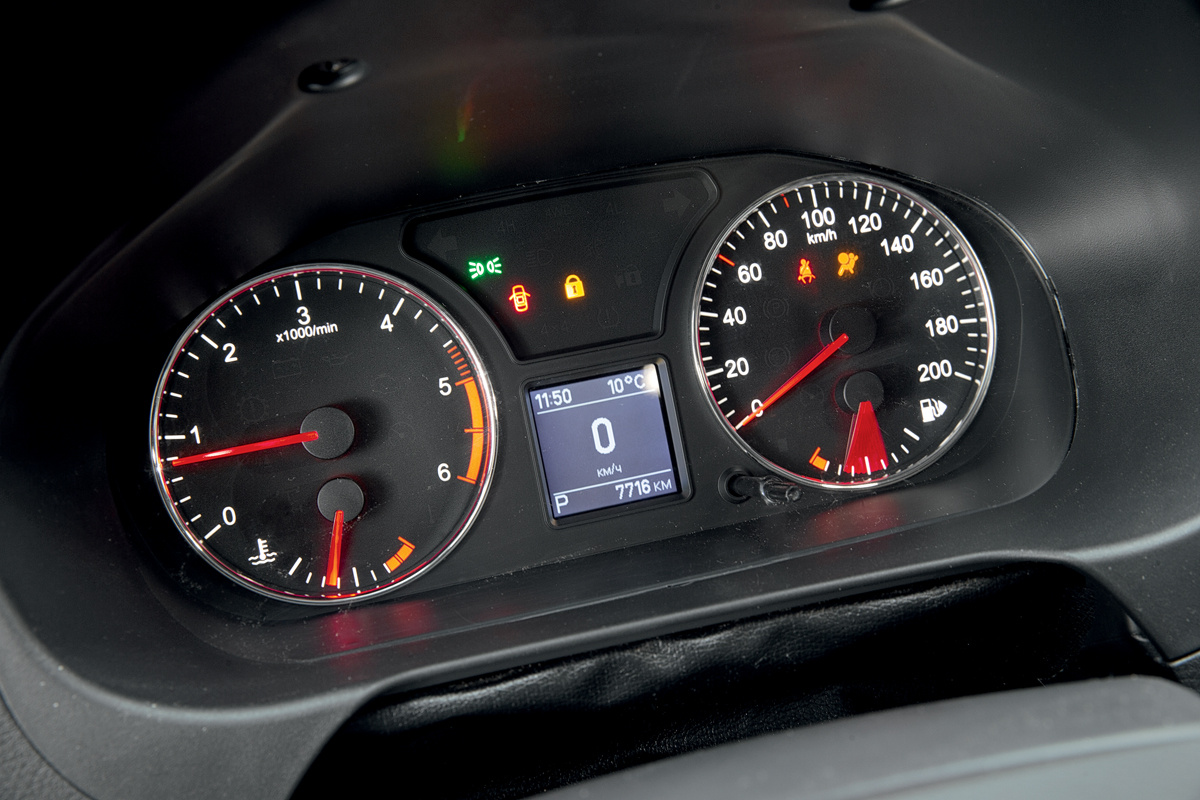 Приборка УАЗа (фото: Авторевю)