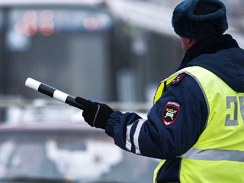 Инспектор ДПС в работе