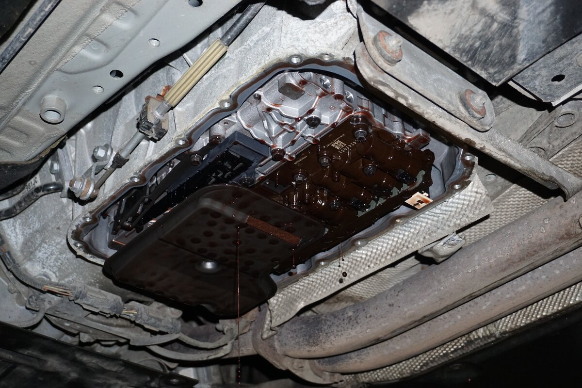 Замена масла в акпп е60. АКПП GM 6l45. Масло в АКПП БМВ е90 318i. Поддон АКПП БМВ е90. Заливная пробка АКПП БМВ е46