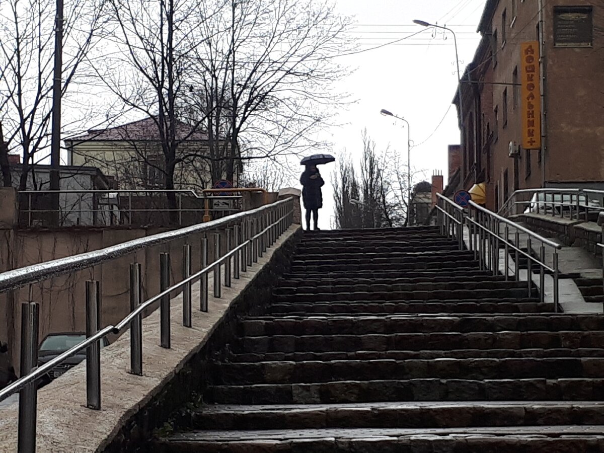 Иногда даже камеру достать не успеваешь, приходится делать фотки на мобильный. 