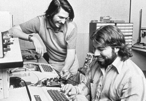 Джобс и Возняк за работой
