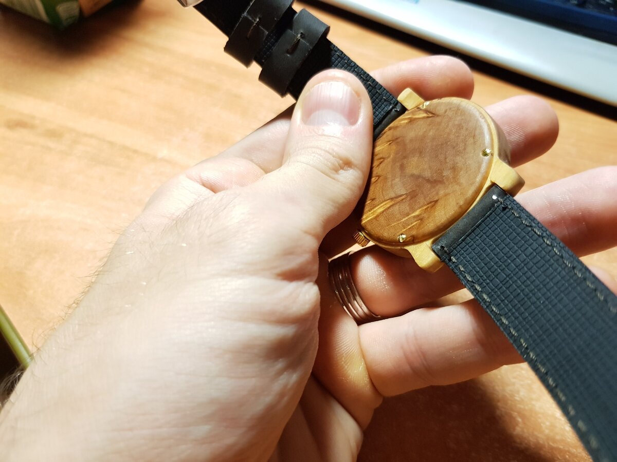 Лучшая фотка, которая показывает ремешок - обратите внимание на швы.