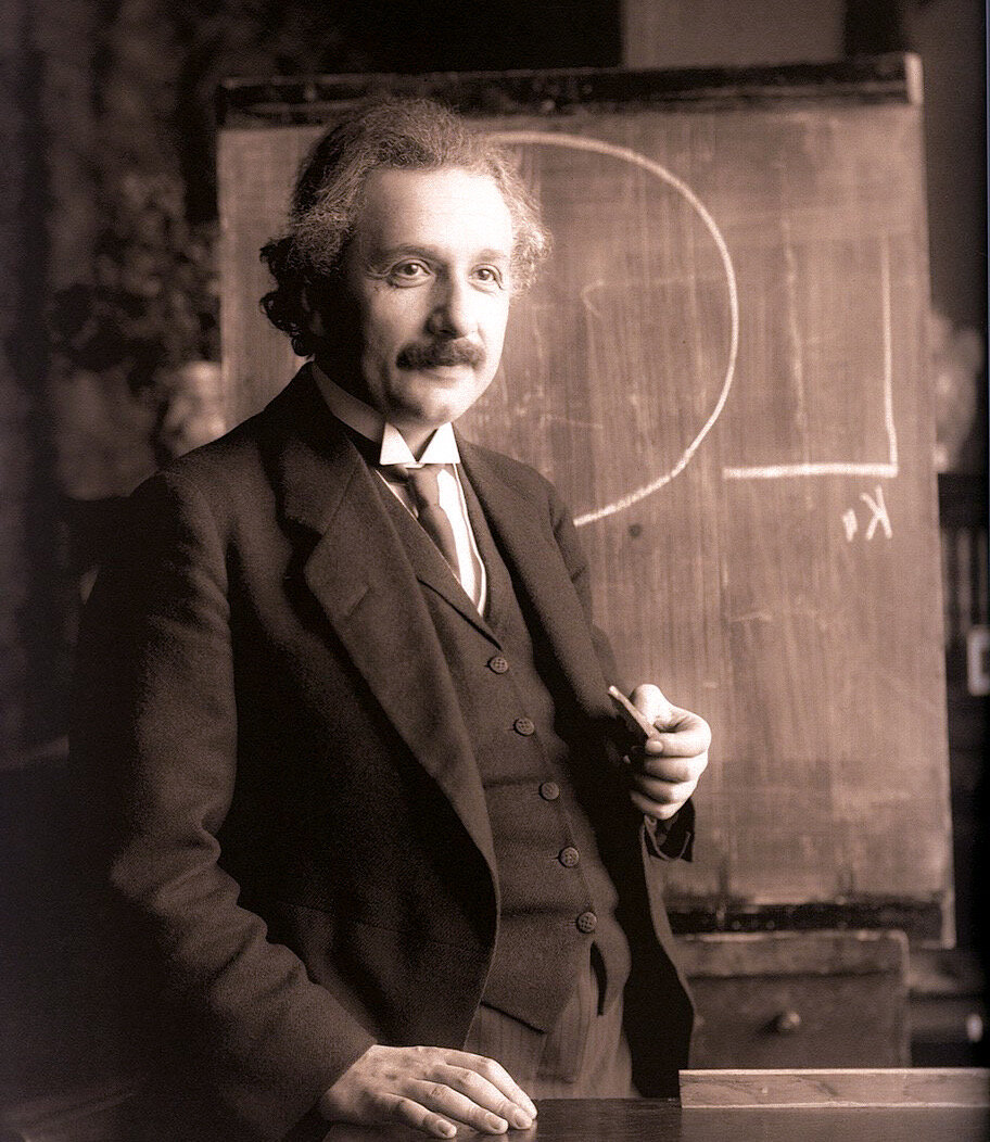 Источник: https://en.wikipedia.org/wiki/File:Einstein_1921_by_F_Schmutzer_-_restoration.jpg