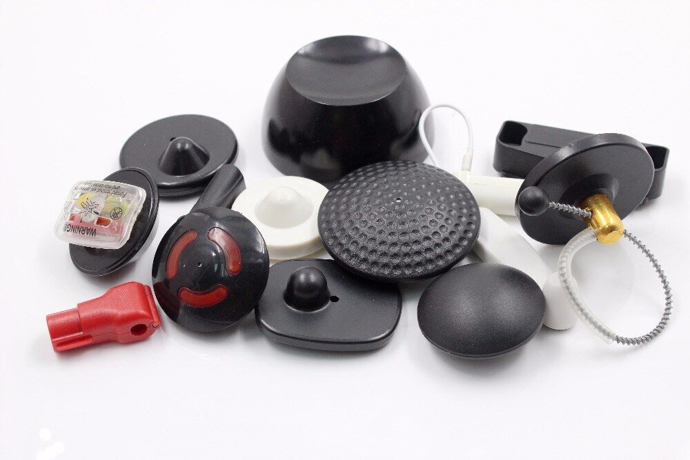 Различные виды клипс и магнит который используется для того чтобы их снять (посередине сверху)