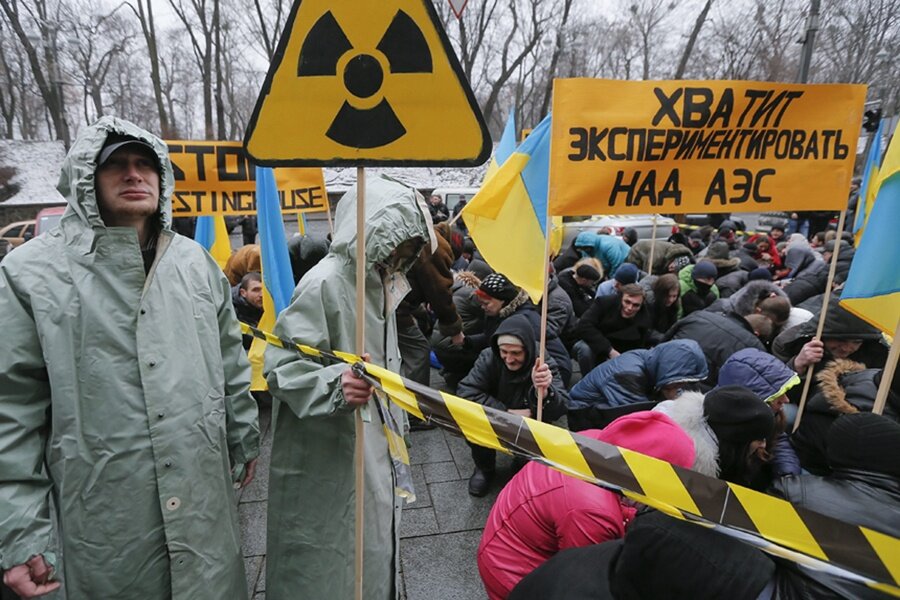 Протестная акция на Украине против американской компании Westinghouse. Источник Яндекс картинки.