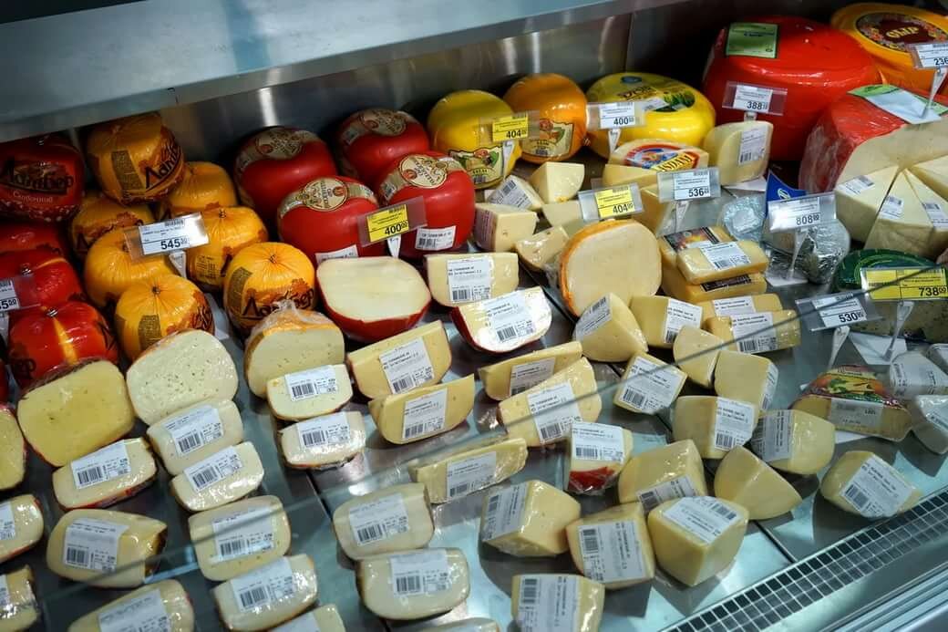Прилавок с заводскими сырами