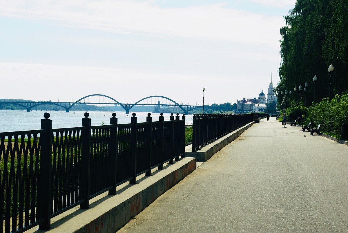 Волжская набережная рыбинск. Волжская набережная Volzhskaya Embankment Рыбинск. Рыбинск мост набережная. Волжская набережная Рыбинск собор.