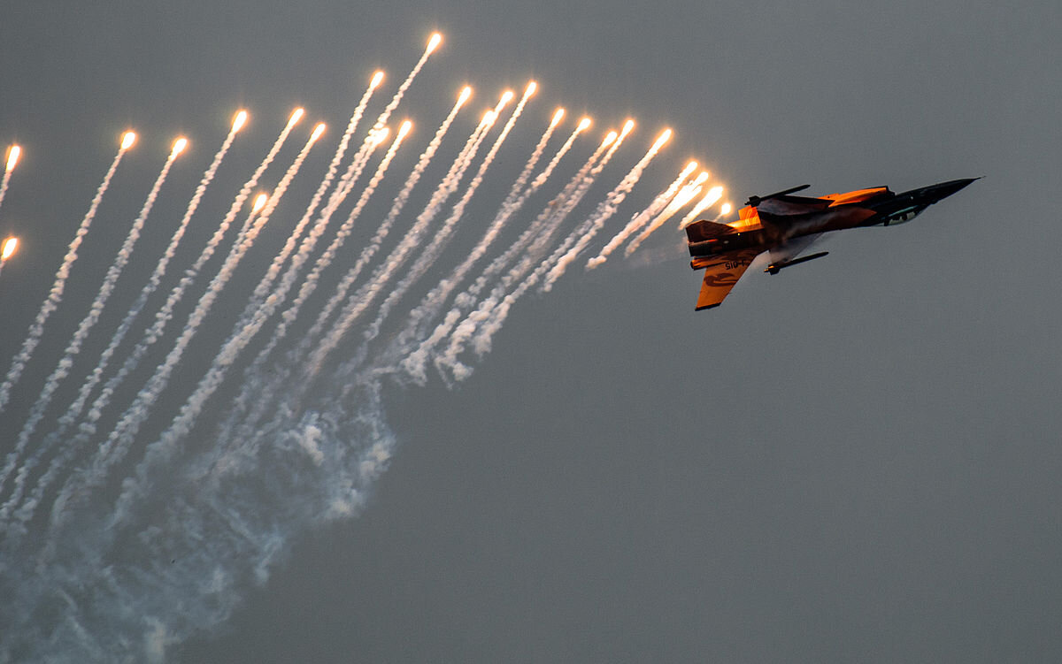 Ми-28 вертолёт тепловые ловушки. Ил 76 тепловые ловушки. Ил 76 отстрел тепловых ловушек. Тепловые ловушки на самолетах. Ил 76 отстрел тепловых ловушек.