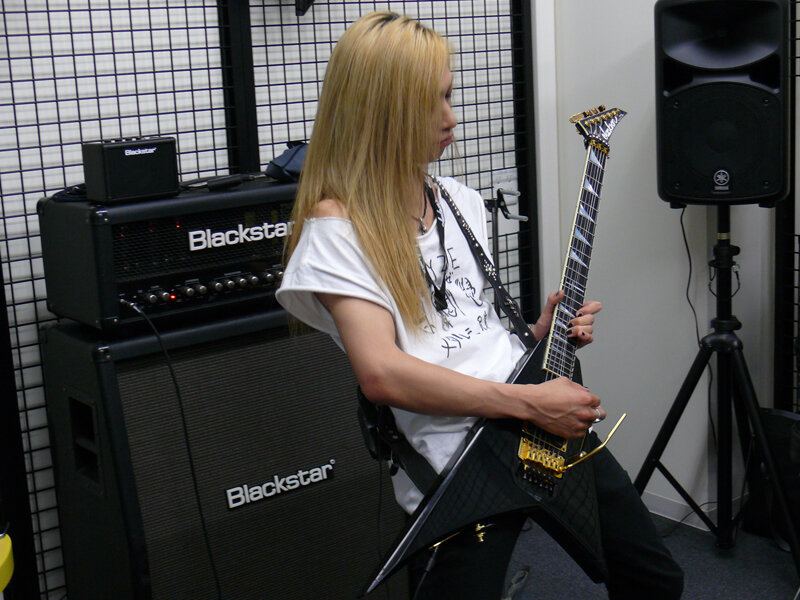 Сенсей рубит митал))) 