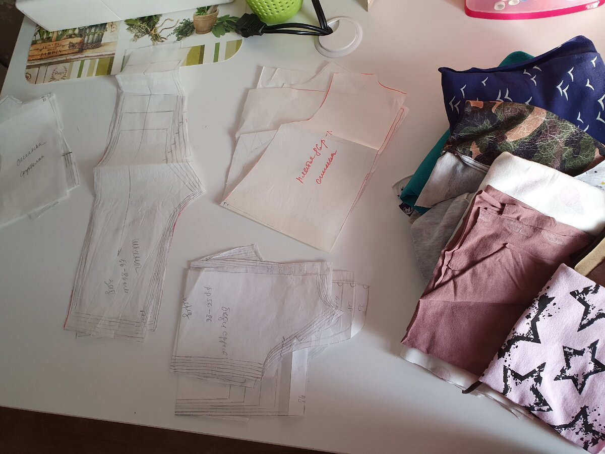 Выбрала штанишки, боди с рукавом, футболочку и платье. 