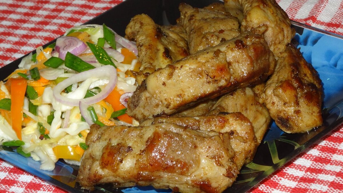 1 кг свиных ребер, 3 зубчика чеснока, соль, перец, 1ч.л. зиры, немного масла растительного для жарки. Ребра промыть, разрезать, посолить, поперчить, добавить давленный чеснок, и замариновать на часик. Масло нагреть и обжарить в нем ребра до полуготовности, посыпать зирой, влить пол стакана воды и тушить до ее выпаривания. Когда вода выпарится, обжарить еще несколько минут до корочки. Приятного аппетита.🌹  Подавала с маринованной капустой.