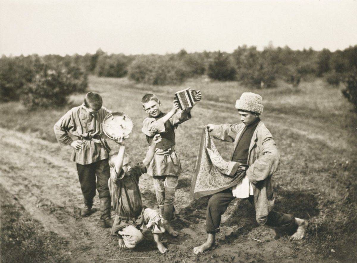 Детей 100 лет. Алексей Сергеевич Мазурин фотограф. Крестьянские дети Российская Империя дети 19 век. Крестьянские дети 20 века в России. Крестьянские дети в 19 веке в России.