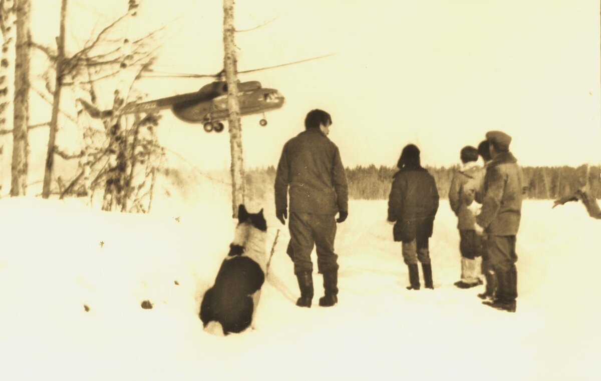  Долгожданная "вертушка" садится на вертолётную площадку СРП №6.  В унтах стоит  начальник партии Латышев О.К.