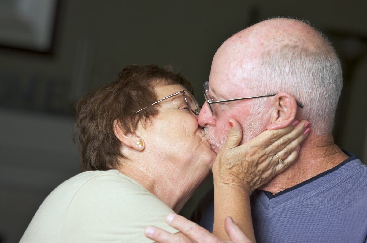 Поцелуй бабушки и дедушки. Поцелуй пенсионеров. Поцелуй пожилых. Старики целуются. Бабушки лижут друг другу