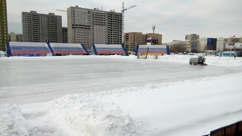 Стадион на котором я бегал. В центре - каток, по бокам находятся беговые дорожки.