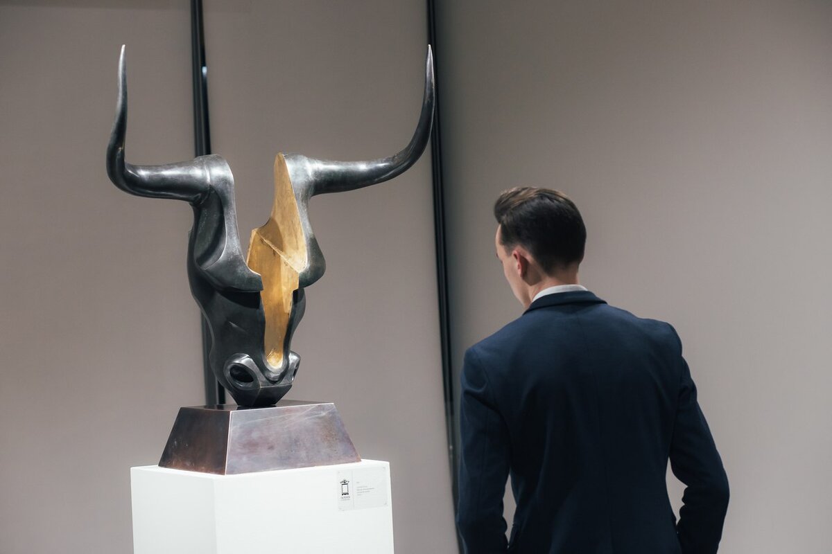 Скульптура «Бык». Художник: Жигжит Баясхаланов. Материалы: бронза, итальянская патина, позолота. 