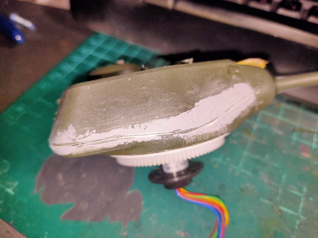 Вот эта щель. На другом борту еще хуже.