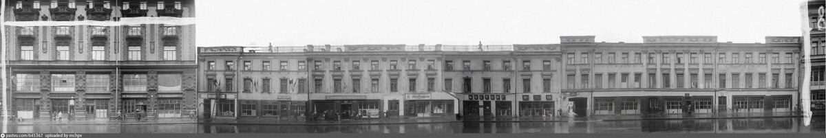 Слева на фото гостиница "Националь", справа - здания, стоявшие на месте будущего "Интуриста", 1933.
