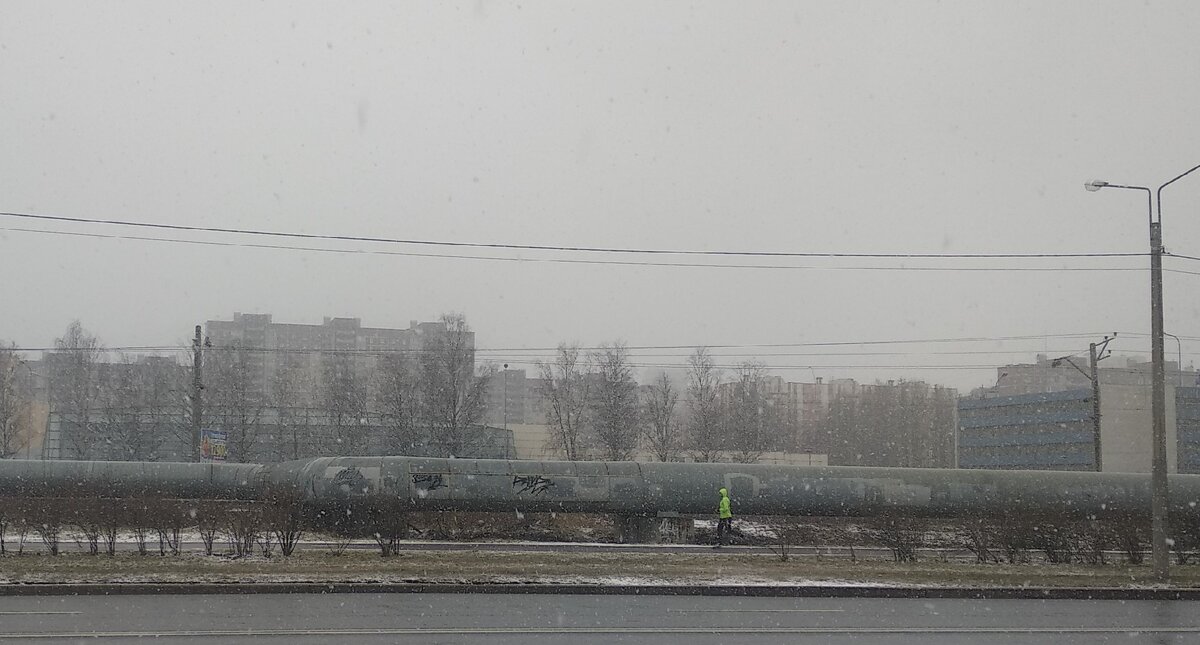 Одинокий бегун в непогоду в период самоизоляции