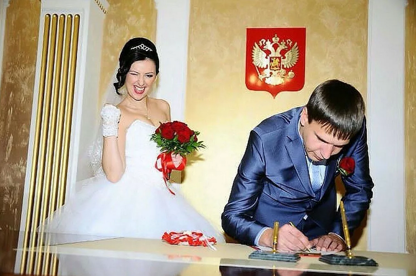 Стрижот. Невеста в ЗАГСЕ. Жених и невеста в ЗАГСЕ. Смешные Свадебные фотосессии в ЗАГСЕ. Фотосессия невесты в ЗАГСЕ.