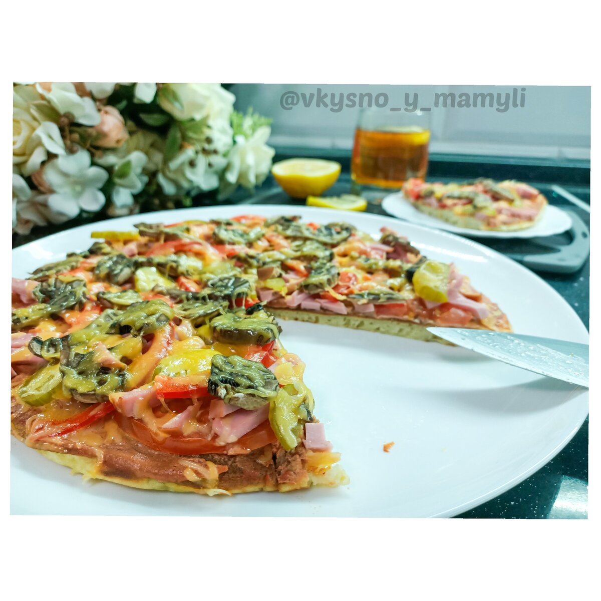 Пицца ПП😋
⠀
Идеально на обед, она ооочень вкусная! Сохраняйте♥️
⠀
❗Я делала большую в форме диаметром 28см, кому надо меньше, берите в два раза меньше продуктов.
⠀
📄 Ингредиенты:
⠀
Для теста:
⠀
☑️ Кефир 1% - 220гр (можно заменить натуральным йогуртом)
⠀
☑️ Яйцо - 2шт
⠀
☑️ Мука рисовая - 60гр
⠀
☑️ Мука пшеничная ЦЗ - 70гр
⠀
☑️ Сода - 4 щепотки
⠀
☑️ Соль, черный молотый перец по вкусу
⠀
Для соуса:
⠀
☑️ Томатная паста - 1ч.л. с горкой
⠀
☑️ Сметана 15% - 1ч.л. с горкой
⠀
☑️ Кетчуп - немного для вкуса
⠀
☑️ Соль, перец по вкусу
⠀
👩‍🍳Приготовление:
⠀
▪️Все для теста перемешиваем, и ещё взбила миксером. Выпекаем на сковороде с двух сторон, у меня 7 из 9.
⠀
▪️Все для соуса смешиваем, смазываем готовый блинчик, присыпаем сыром немного, выкладываем начинку любую, какая больше нравится или то, что есть в холодильнике😀 У меня помидор, перец, грибы, ветчина, соленый огурчик. Сверху присыпаем сыром и отправляем в духовку на 180°с на 5-7 мин. до расплавления сыра.
⠀
Наслаждаемся!😋
⠀
Приятного аппетита!🍴
⠀
#готовлюдома#готовлюсама#готовлюслюбовью#готовлювкусно#рецепты#рецептынакаждыйдень#рецептыблюд#вкусныерецепты#чтоприготовить#чтоприготовитьдома#вкуснотища#готовимвкусно#вкуснополезно#вкусноипросто#вкуснопоесть#вкусножитьнезапретишь#пицца#пиццапп#вкуснаяпицца#пиццадомашняя