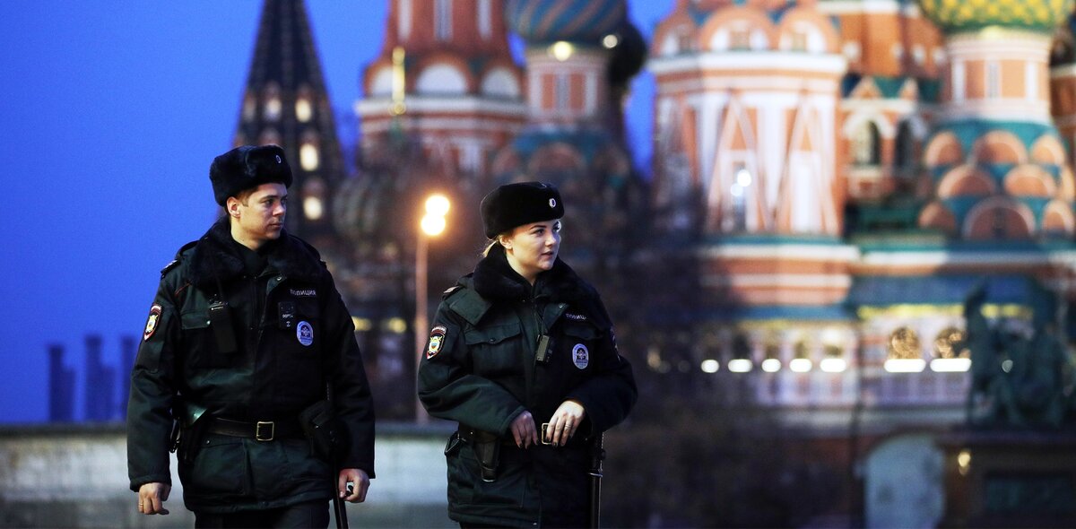 Включи москва 17. Полиция на красной площади в Москве. Полицейские на красной площади. Красная полиция. Красный полицейский.