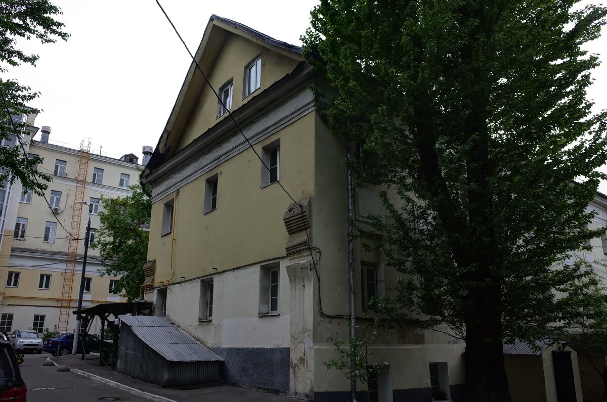 Один из корпусов дома. Здесь тоже живут люди.