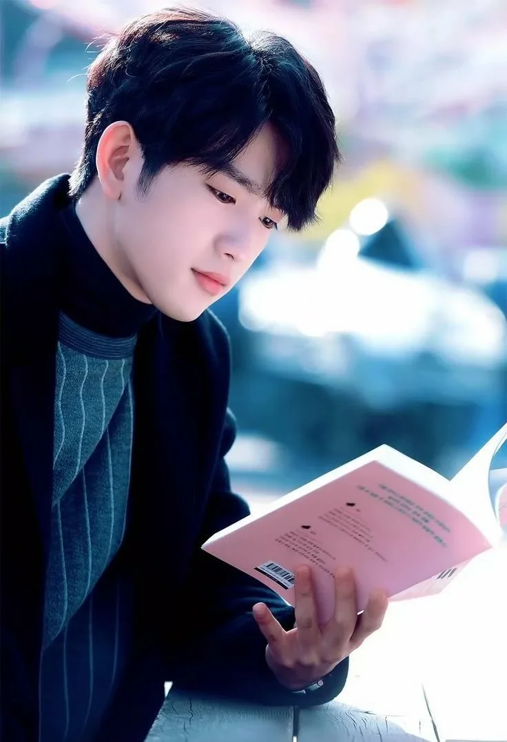 книги про жизнь айдола. бтс с чаем. намджун читает книгу. айдолы с книгами. айдол читает.