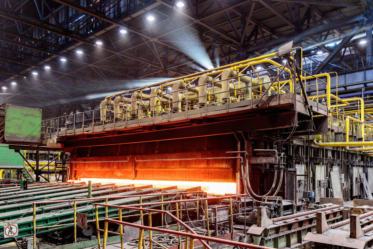 Методическая печь, из которой разогретая заготовка подается на прокатный стан