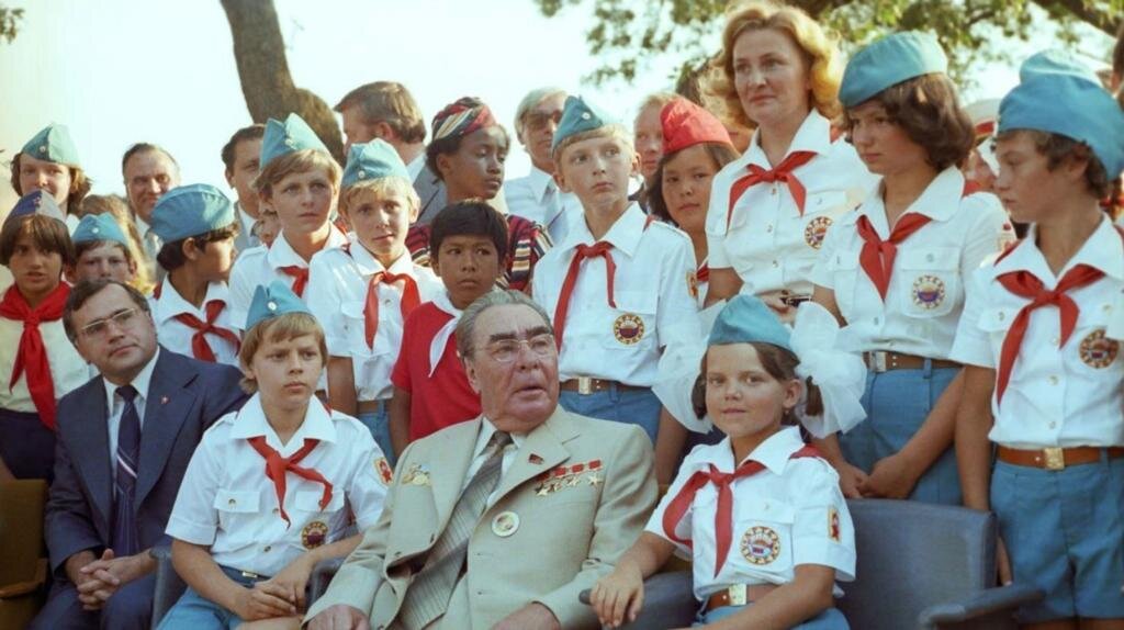 Леонид Ильич Брежнев и пионеры , СССР, КРЫМ, АРТЕК, 1979 год. Именно в честь него был изначально назван город Набережные Челны.