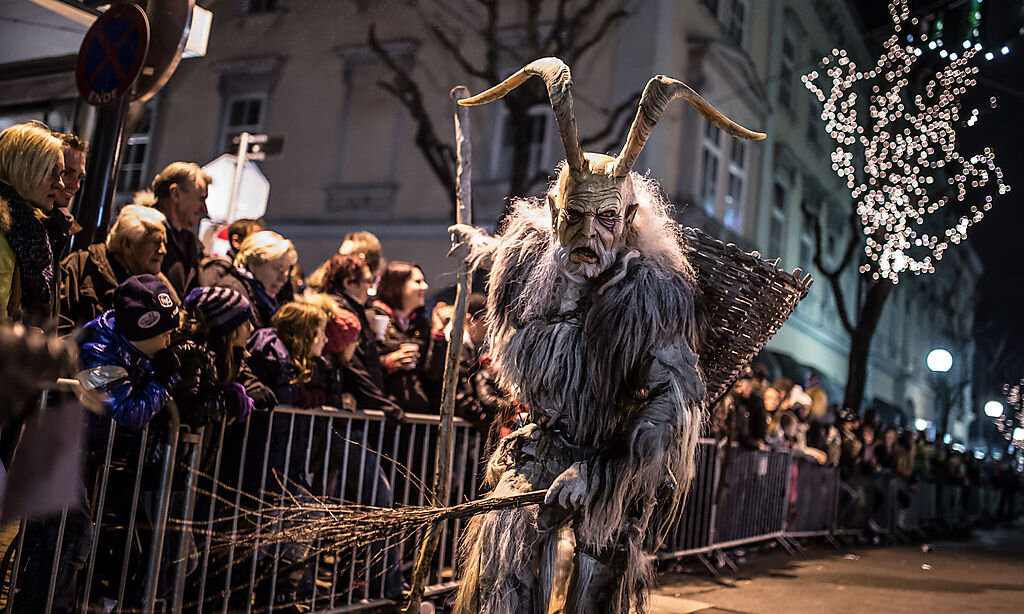 Крампусы в австрии. Ночь крампуса (krampusnacht) - германия, австрия. Парад крампусов в австрии. Крампус фестиваль австрия. Ночь крампуса праздник.