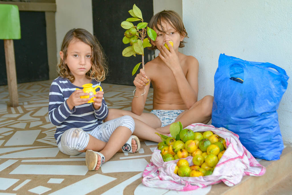 2. Устали. Саню назад на себе охранник пер.