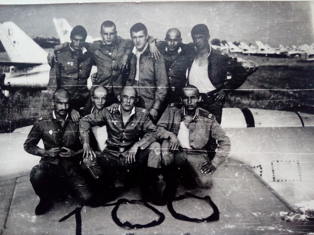 Солдаты с моёй роты, я в это время был на лагерном аэродроме. 