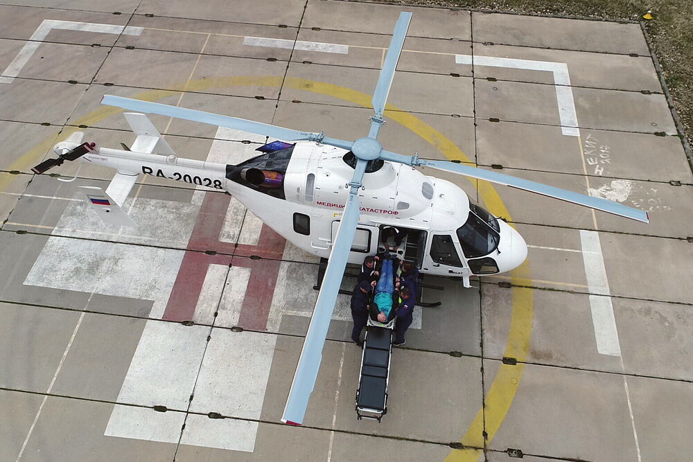 В последнее время я много рассказываю о врачах, которые борются с коронавирусом и незаслуженно обошел тех, кто продолжает бороться с обычными болезнями. Исправляюсь. В медицине есть правило «золотого часа», когда человека с огромной вероятностью можно спасти. Будь то инсульт, сердце, или ранение. От того, насколько быстро пострадавший будет доставлен в больницу, зависит его жизнь. Нижегородская область протянулась на 700 км. Расстояние не самое маленькое. Уже два года подряд самых экстренных больных в областной центр доставляют вертолетом. Для этого даже специальную площадку построили, вот только дорогу к ней положить забыли. Уже обычная «скорая» трясясь и раскачиваясь на ухабах, доставляет от вертолета пациента в областную больницу им. Семашко.  