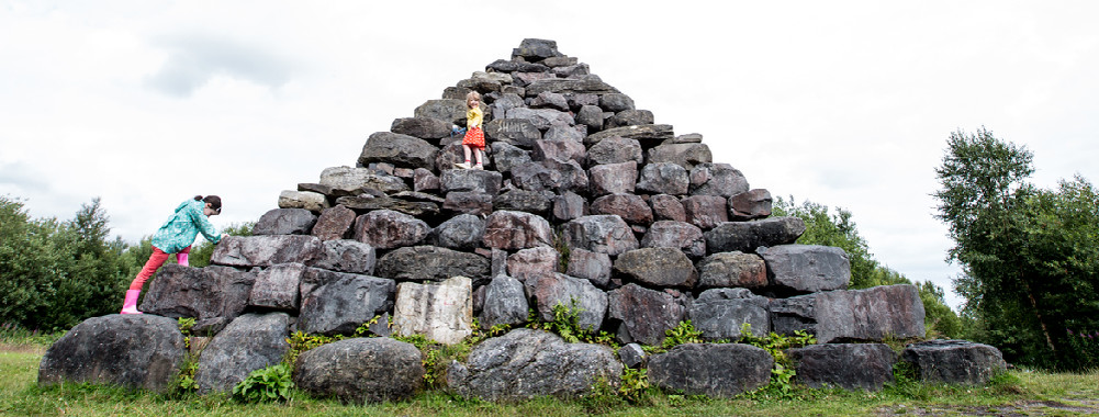 Пирамида в парке Лох Бора - один из памятников каменного века (фото visitoffaly.ie).