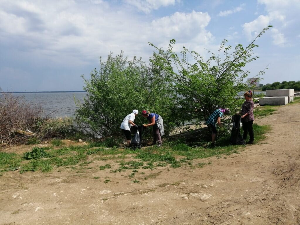 Жители регулярно устраивают уборки берегов Ика. Фото: предоставлено Новомелькенским сельским домом культуры.