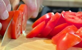 Спелые помидоры нарезаем кружочками.
