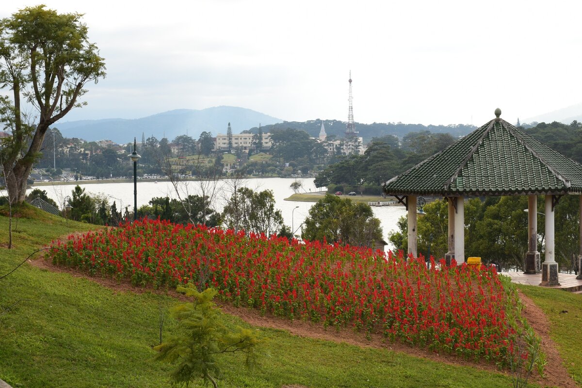 дорога от нашего отеля вдоль озера