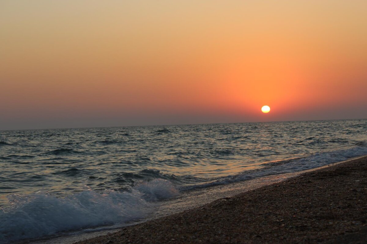 Закат на пляже Бугазская коса, черное море