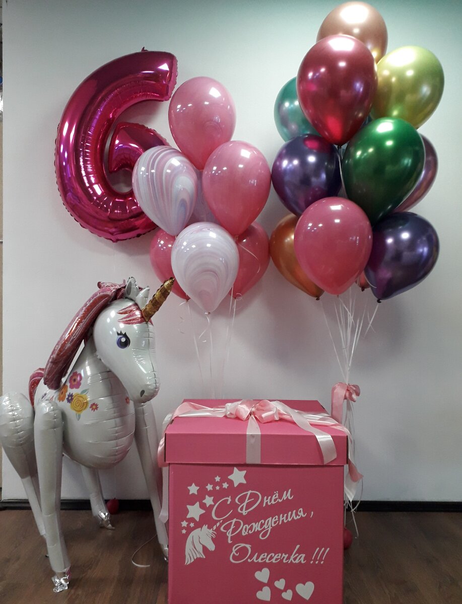 Коробка сюрприз 60×60×60 помещается 7 шаров 30см, но если там будет подарок то 6 шаров 30см.
Можно сделать шары меньше размером, но это горох получается и шары мало летают по итогу.
О цвете коробок... Вот такие цвета, белый, черный, розовый, голубой, зеленый, синий, красный. Белые в наличии всегда есть, остальные достаточно сделать заказ за день, и не забываем что наклейку на коробку, заказываем как минимум за 2 дня.