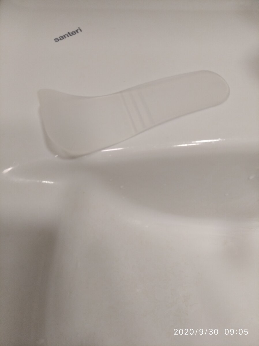 Через 5-7 минут после нанесения крем вместе с волосами счищается вот таким скребком. Это скребок не от Вита, а от крема Батист, который мы ещё не опробовали. У Вита скребок удобнее, он двухсторонний (один край острее, другой глаже), им и наносить и снимать можно.