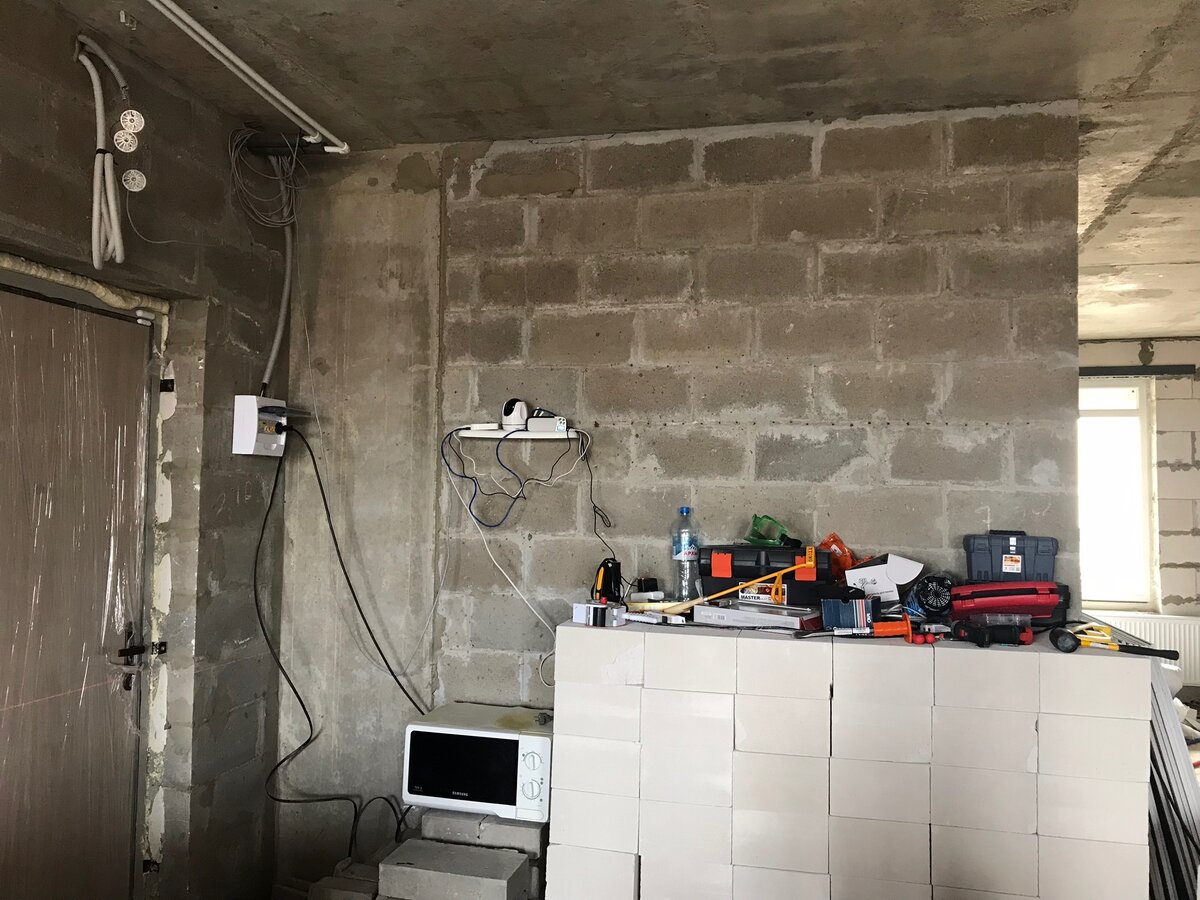 В квартире еще даже воды не было, а интернет я уже подключил. Это позволило установить камеру, чтобы поглядывать за материалом в будние дни, в которые ремонт стоял на паузе