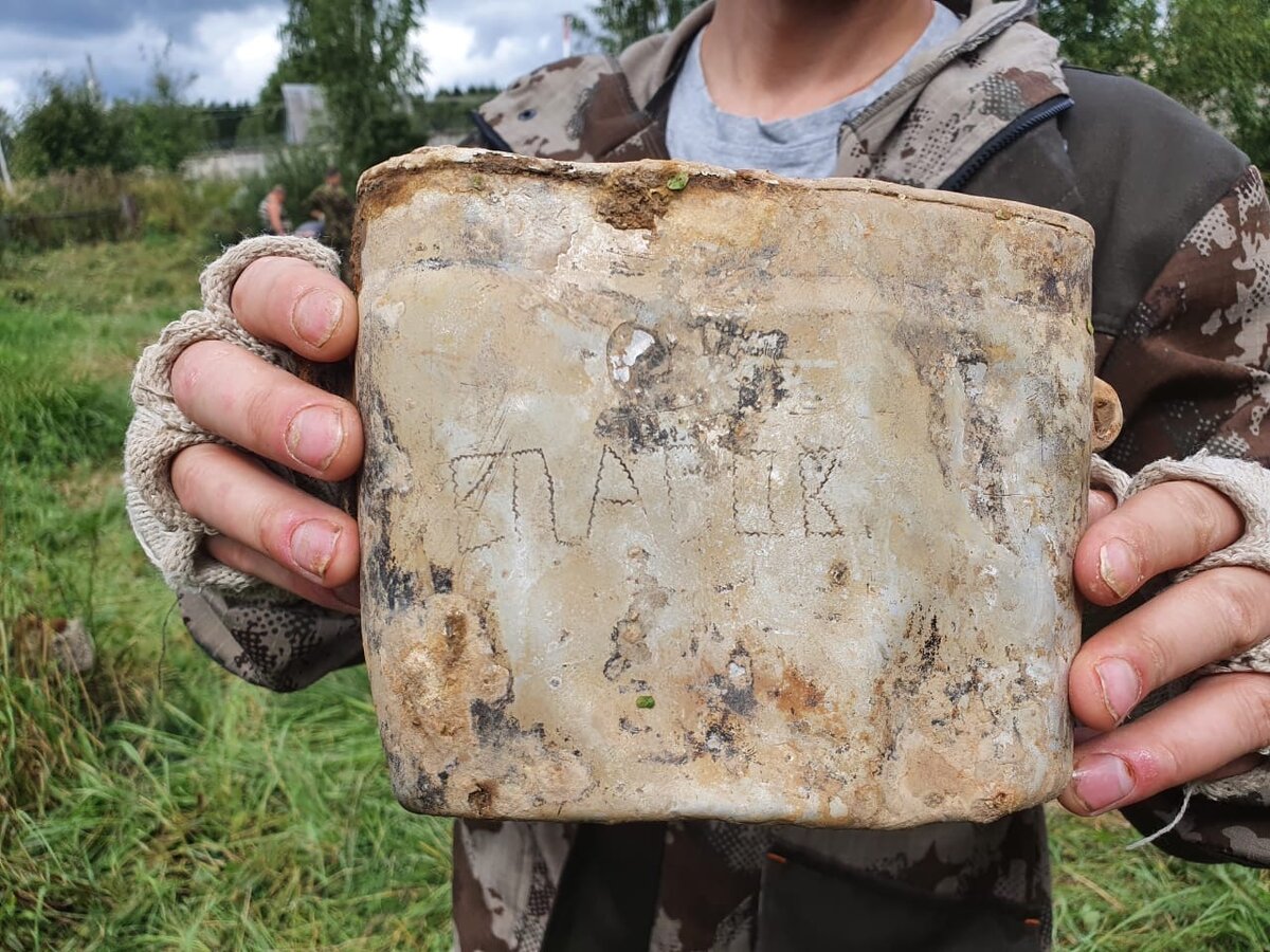 В процессе работ были найдены: личные вещи (каска, именной котелок) солдата Власова П.Д.