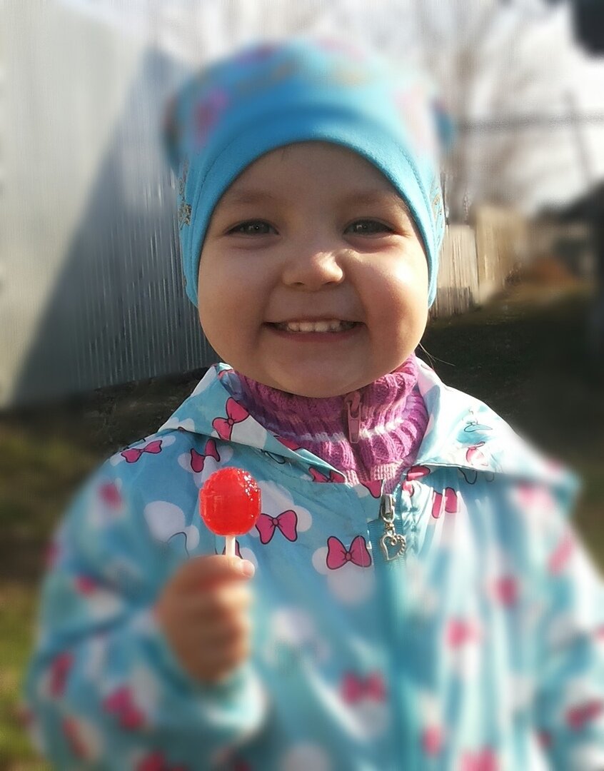 Настюха - позирует)))))) мама сказала - "улыбнись"