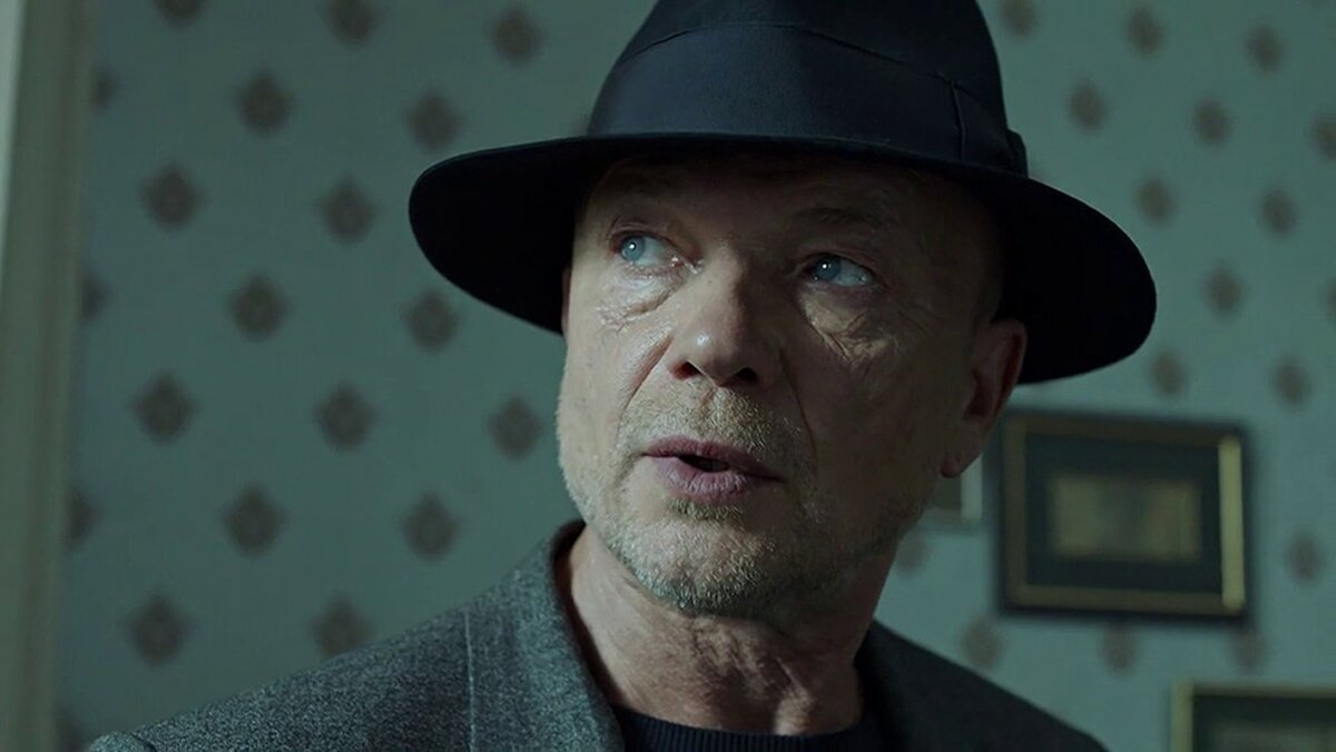 В советское время, глянув на эту физиономию, однозначно сказали бы, что это глубоко пьющий бичара.